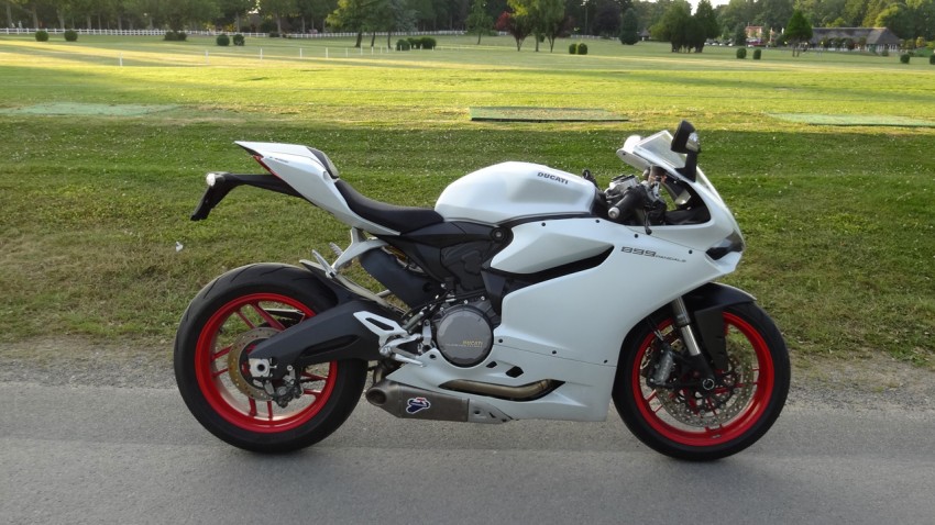 moto Ducati 899 blanche, jantes rouges