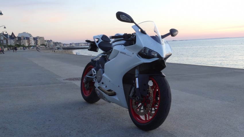 Ducati 899 face à intra muros de Saint-Malo