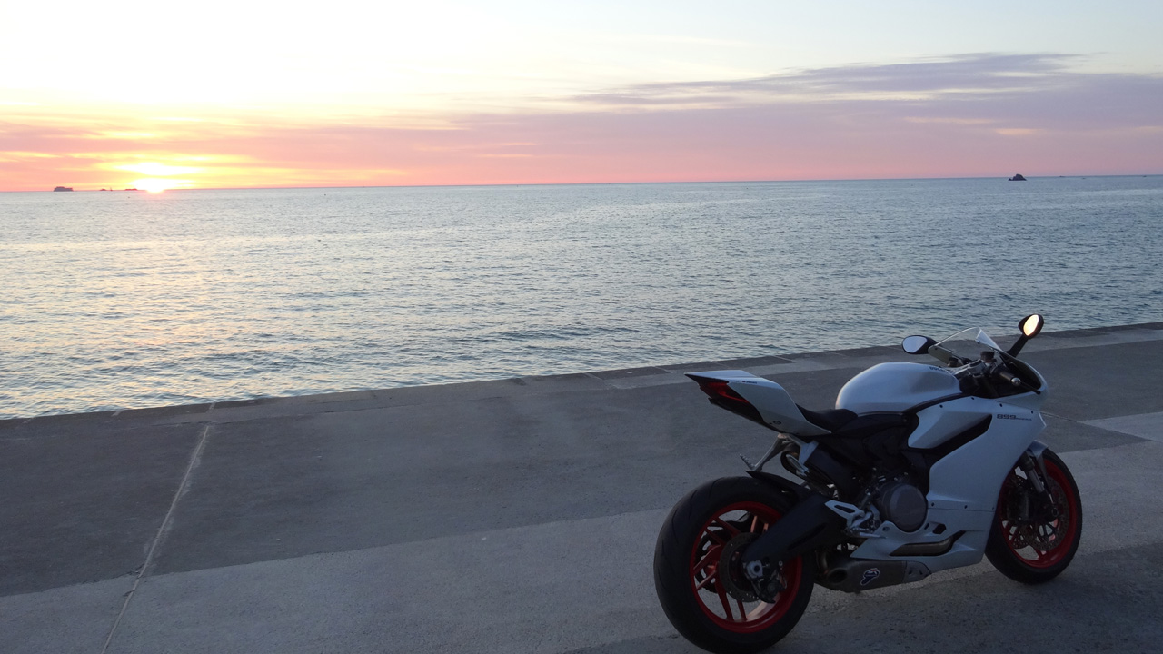 moto Ducati en Bretagne à Saint-Malo