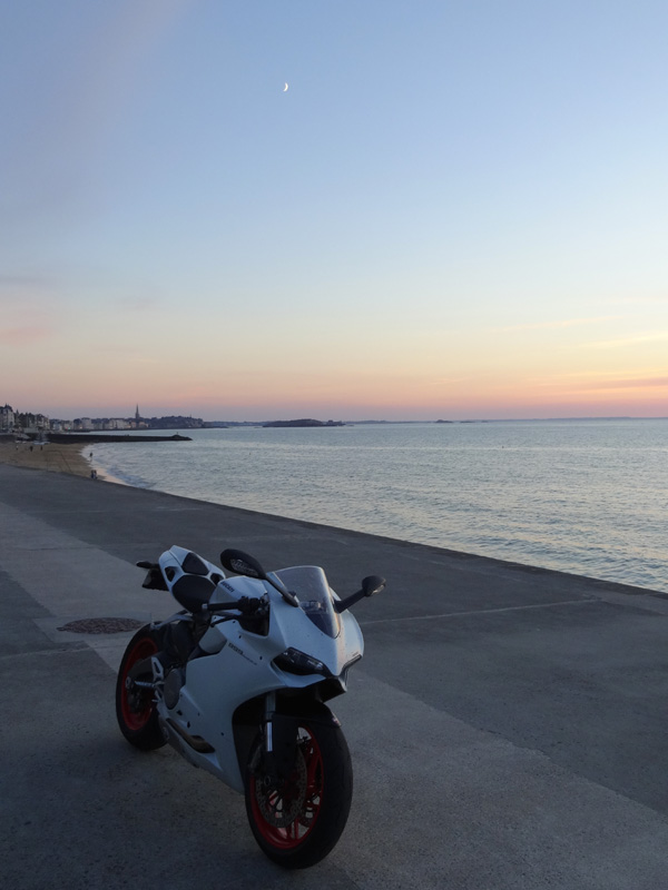 899 ducati sur la digue de Saint-Malo