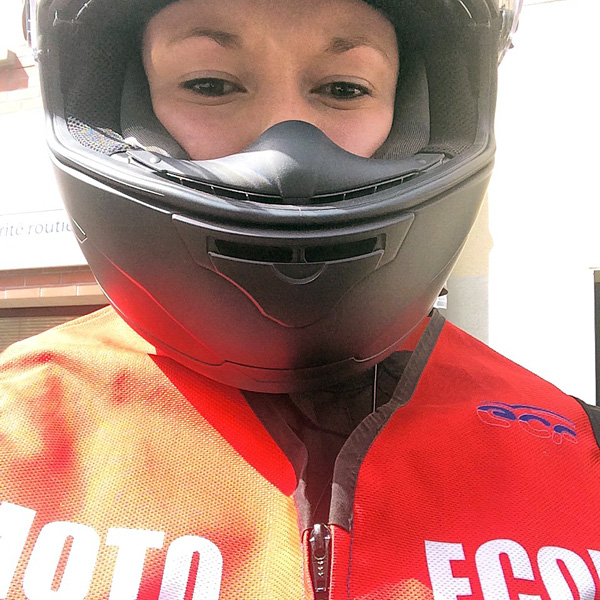 Laura, jeune motarde, gilet moto ECF