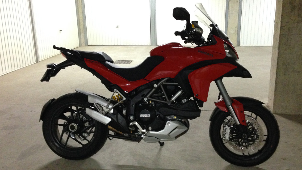 moto dans le garage : Ducati