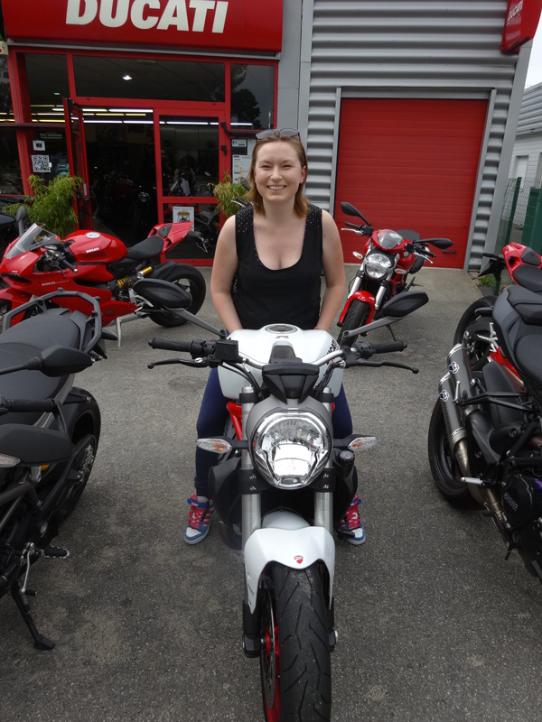 Laura essaye la Ducati 821