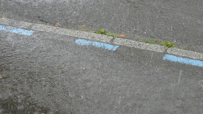 pluie et rouler à moto