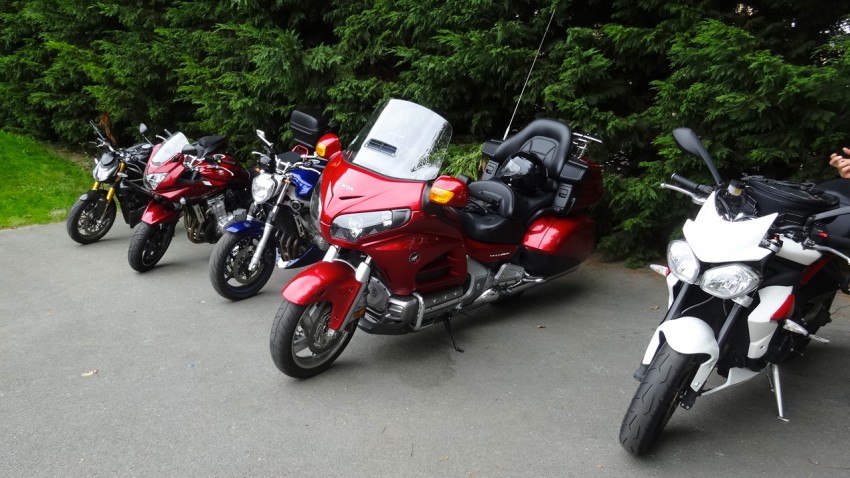 pause café sur dinnan pour les motards Rennais