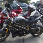 moto sur le parking du musée 39-45 de Saint-Malo près du camping vue mer