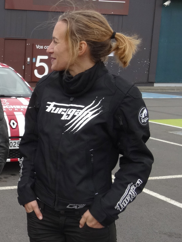 Agnès motarde et membre des Redwings de Rennes (Softball 2)