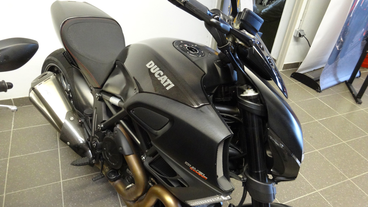 réservoir Carbone sur le Diavel