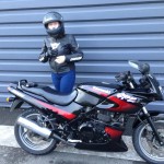 Laura et sa première moto Japonaise