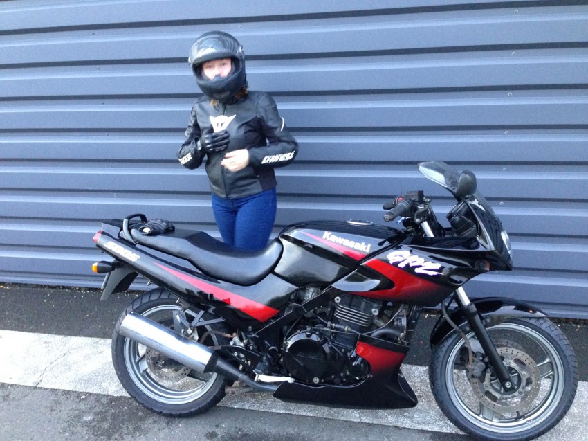 Laura et sa première moto Japonaise