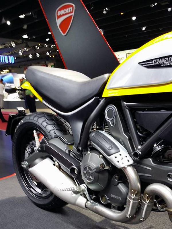 moto ducati scrambler jaune