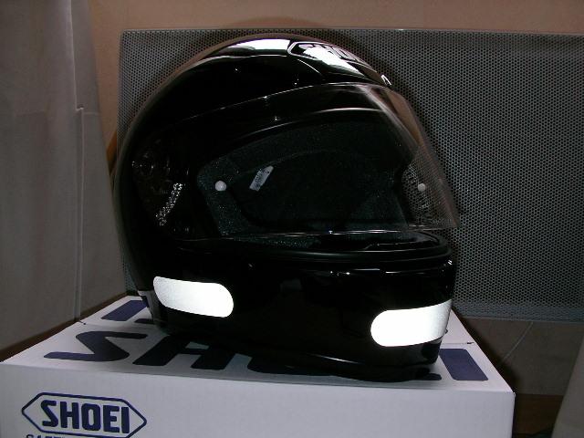 casque moto shoei noir avec bande réfléchissante