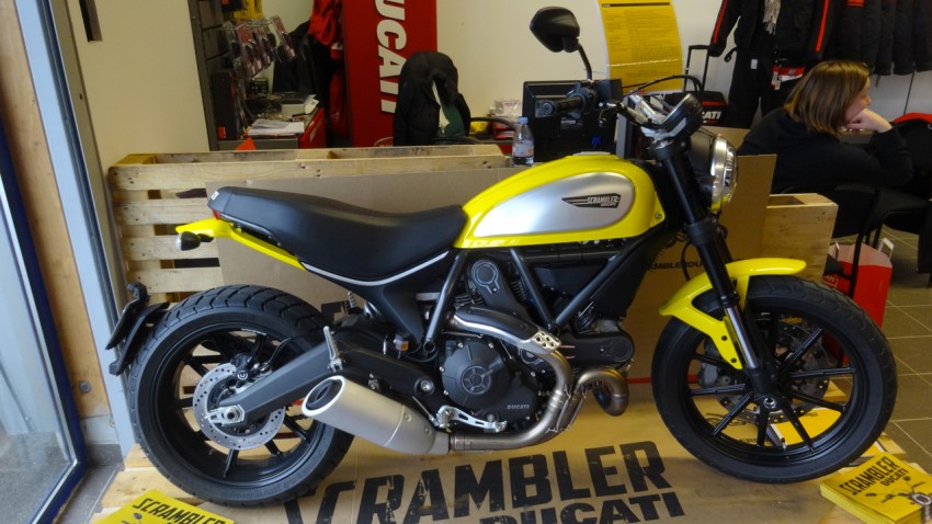 moto Scrambler Ducati Jaune près de Rennes