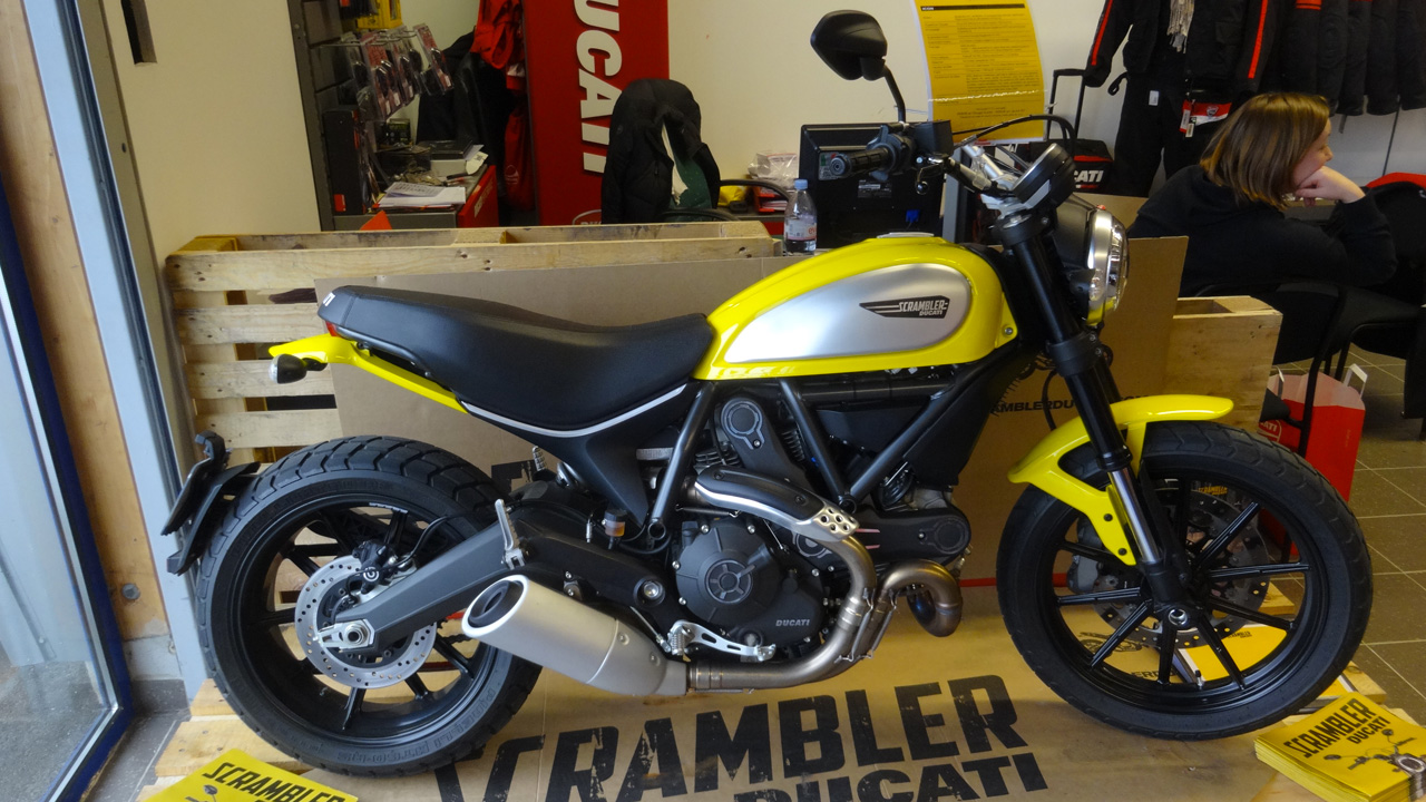 moto Scrambler Ducati Jaune près de Rennes