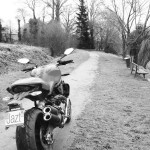 ducati monster en noir et blanc