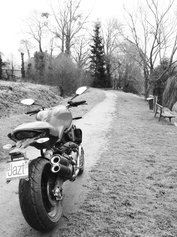 ducati monster en noir et blanc