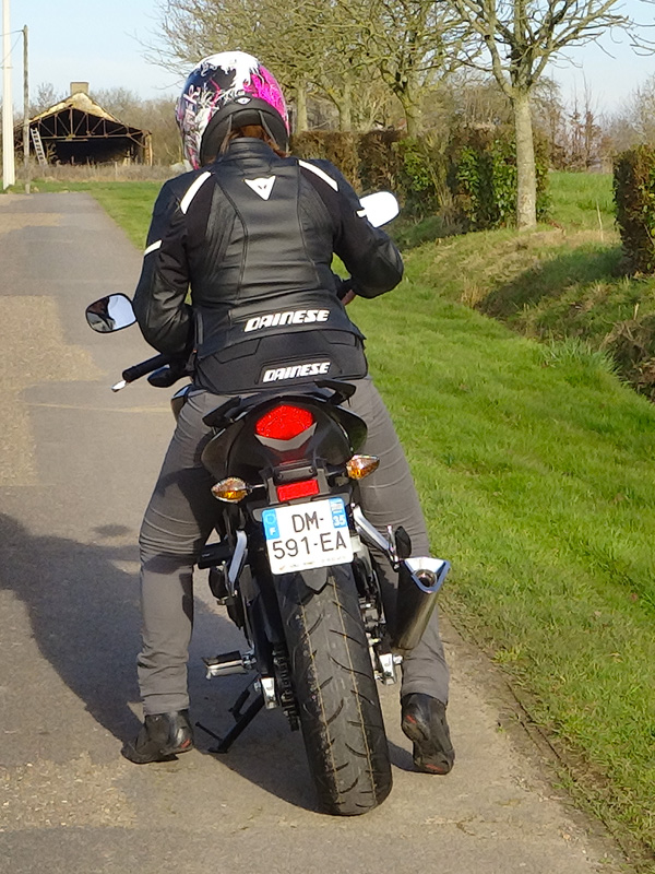motarde Rennais sur une moto noire