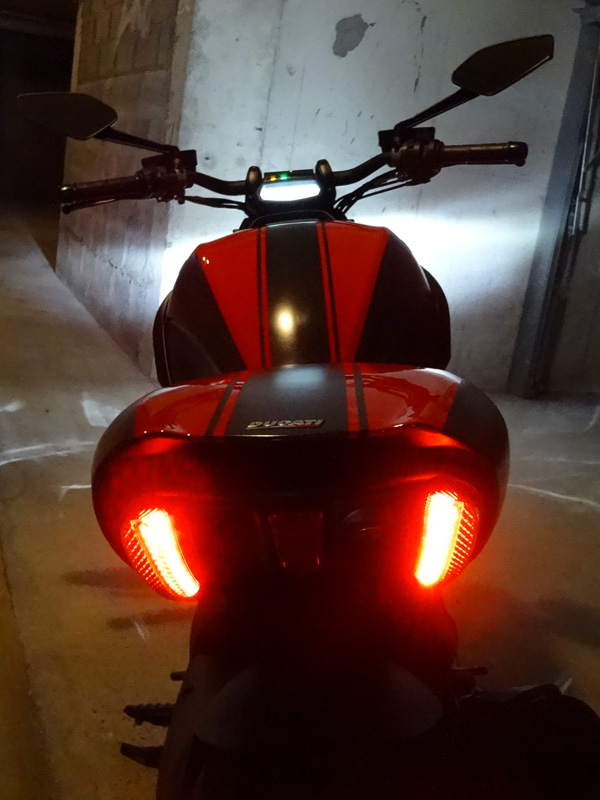 LED à l'arrière du Diavel