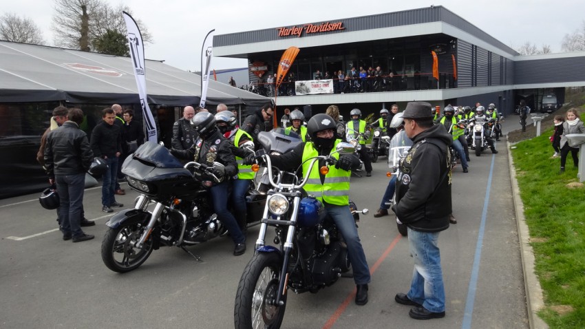 départ en groupe aux portes ouvertes chez Harley Davidson Rennes