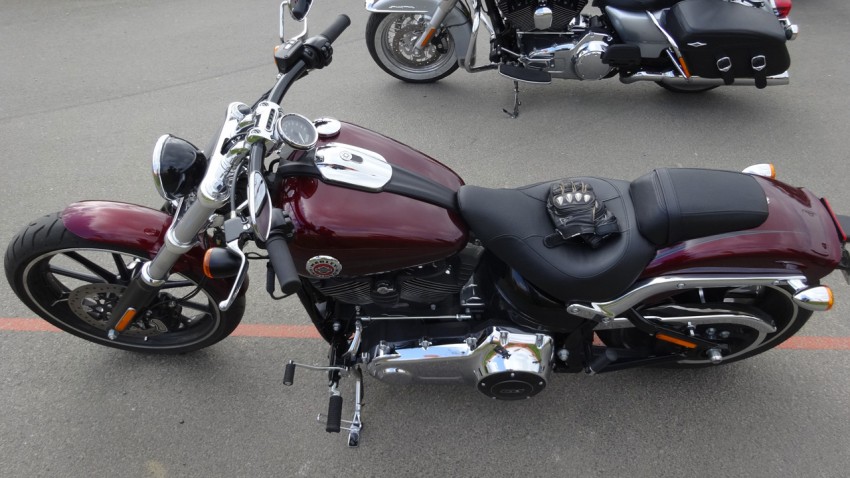 essai moto Harley Davidson Breakout violette