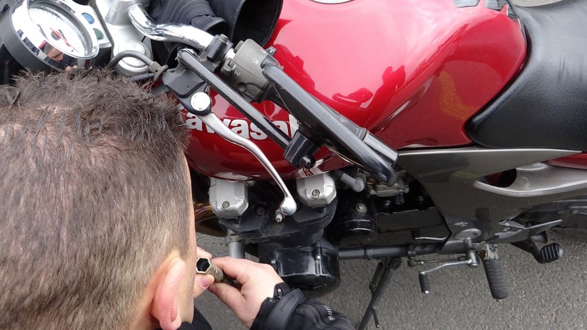 faux contact sur les bougies du moteur de moto