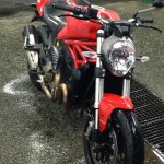 rouler à moto sous la pluie