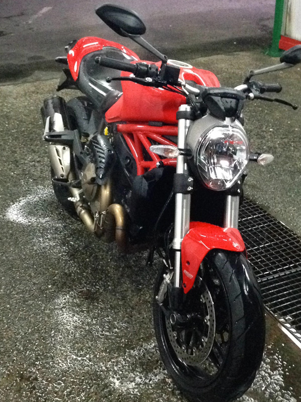 rouler à moto sous la pluie