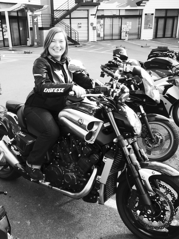 Mamzelle Laura de Rennes sur une Yamaha VMax 30ème anniversaire