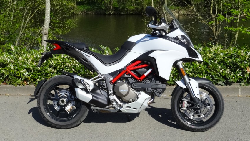 multistrada blanche cadre rouge