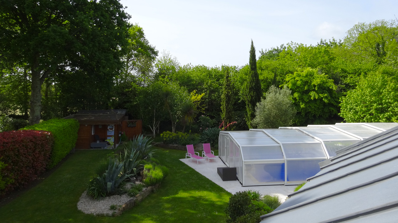 chambre d'hôtes avec piscine dans le jardin