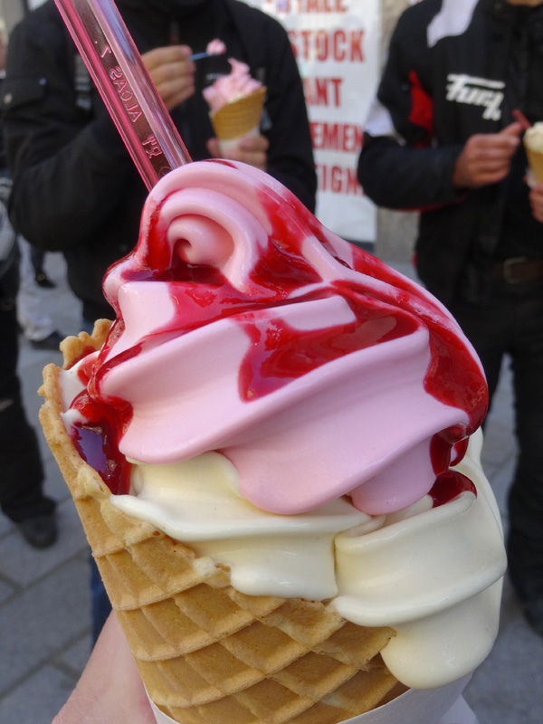 coulis framboise maison sur glace vanille fraise Italienne