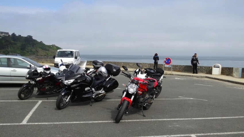 photo des motos Rennaises en bord de mer en côte d'Armor