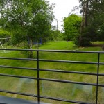 vue depuis le balcon de la chambre d'hôtes : vue sur le jardin