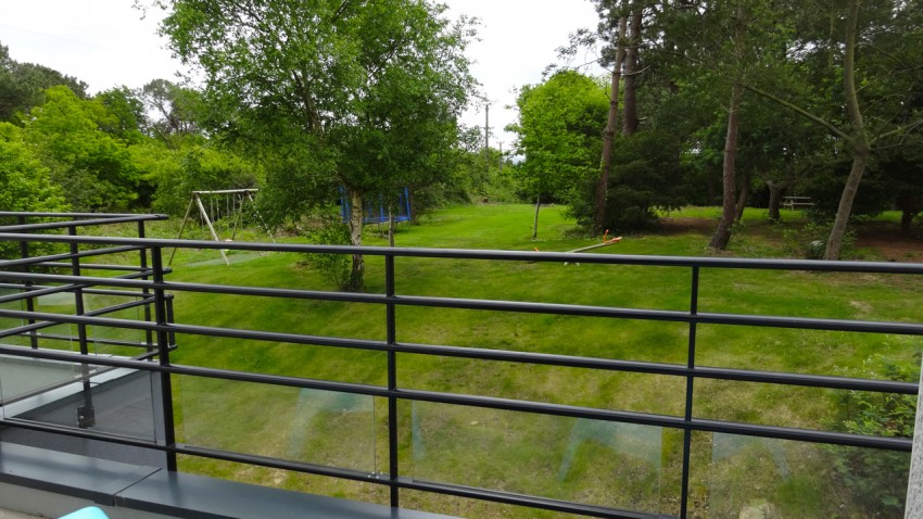 vue depuis le balcon de la chambre d'hôtes : vue sur le jardin