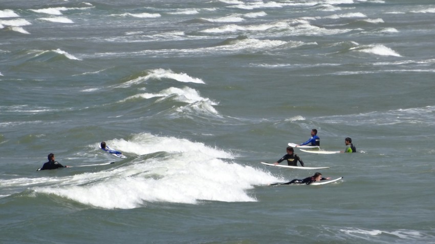 drapeau rouge à la torche : spot surf