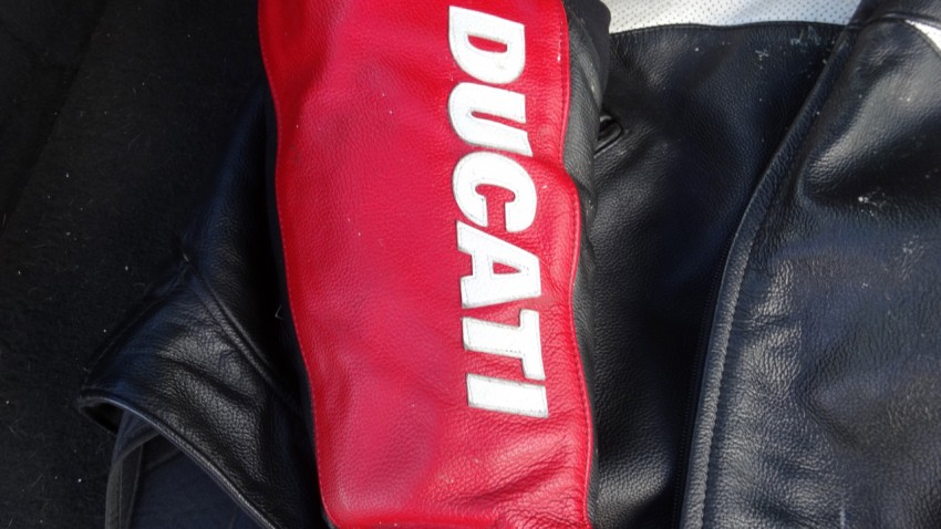 Ducati et son blouson cuir de moto Dainese