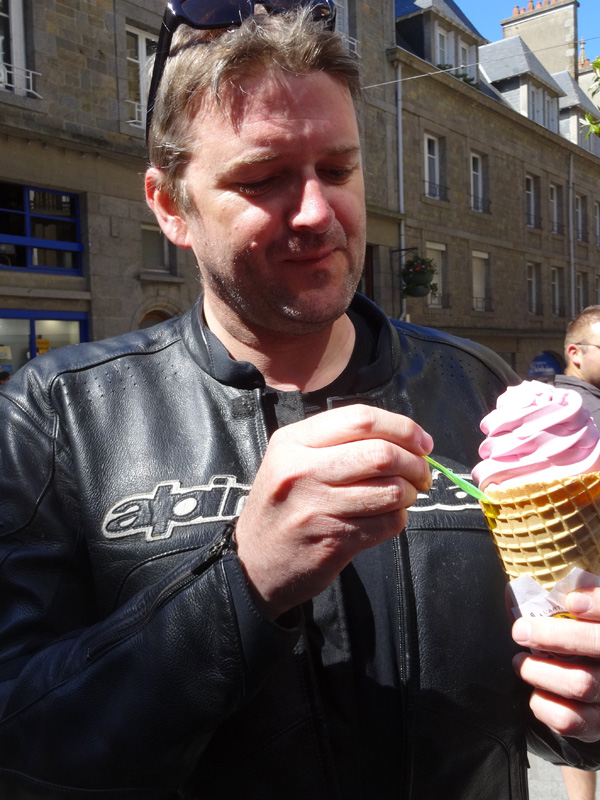 Laurent et sa glace Italienne de Melle Sanchez