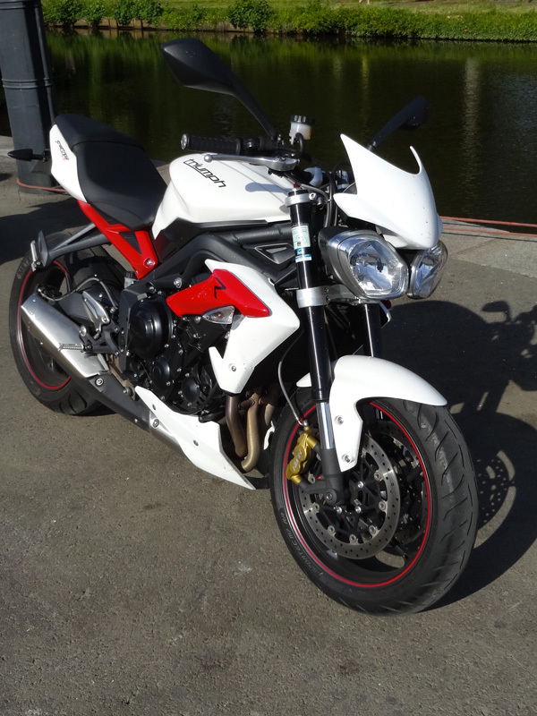 Street Triple rouge et blanche