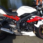 Blanc et rouge du Street Triple Triumph