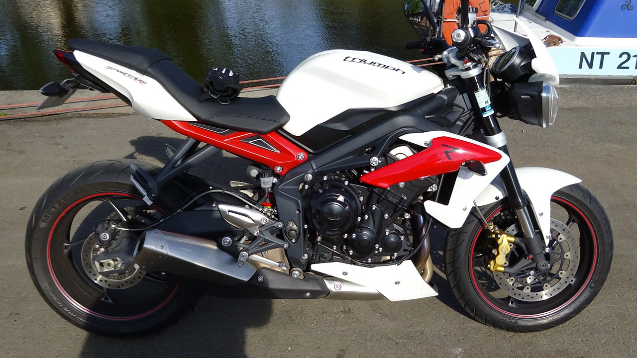 Blanc et rouge du Street Triple Triumph