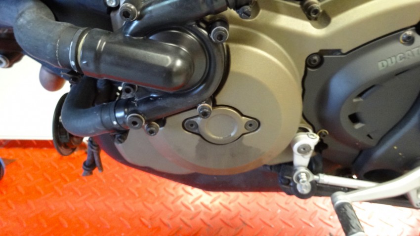 fuite d'huile sur la ducati Monster  821