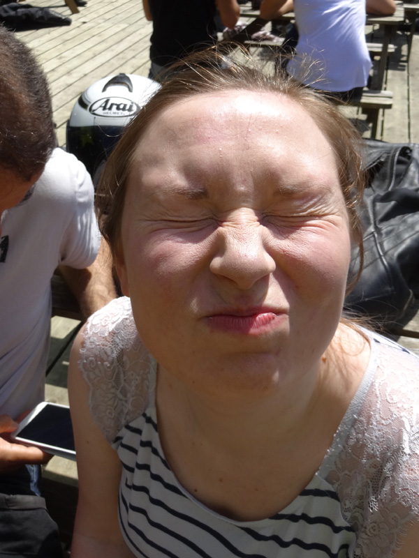 Melle Laura fait la grimace