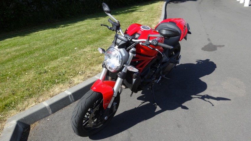 Monster 821 Ducati rouge