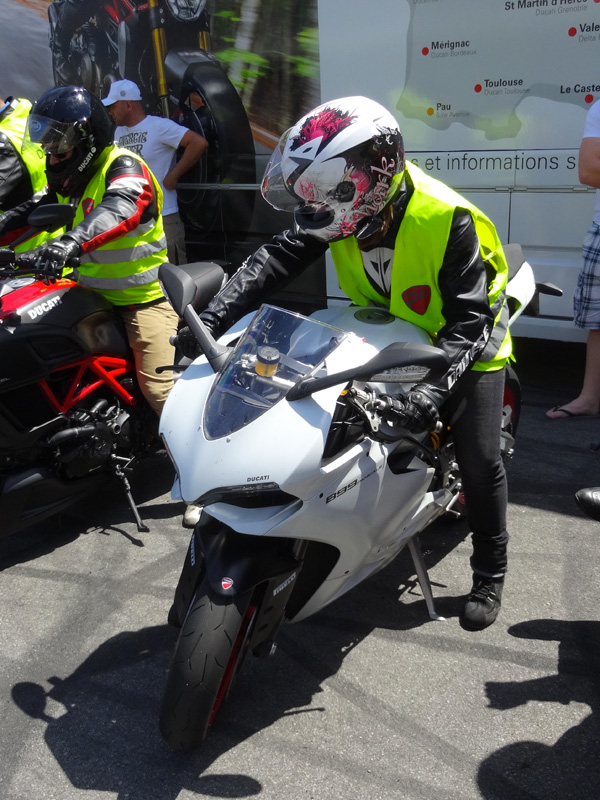 Ducati Panigale 899 pour une jeune motarde