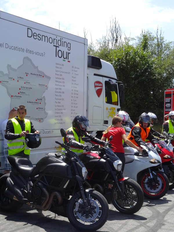 Laura sur sa Ducati sportive 899