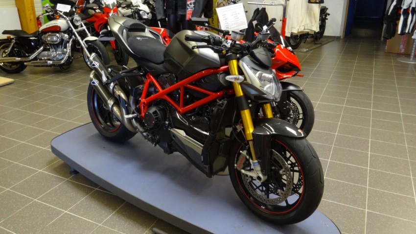 Ducati grise et rouge