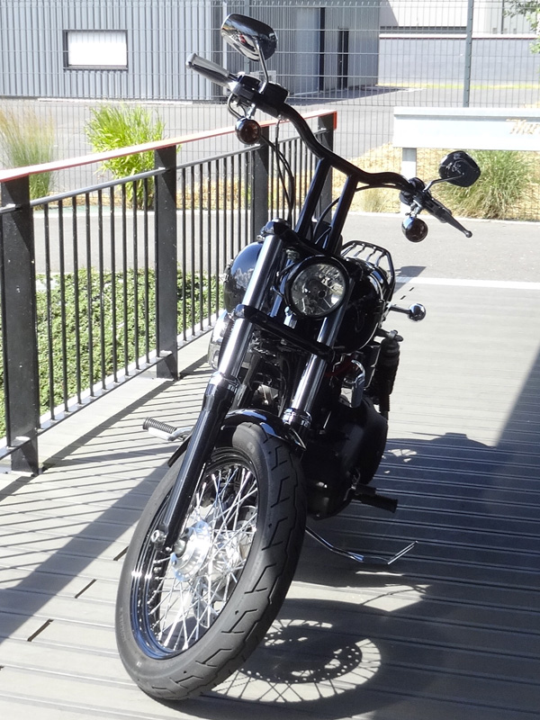 guidon haut sur le Street bob, harley davidson porte de Bretagne