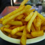 manger une frite à Dinan vue sur le port