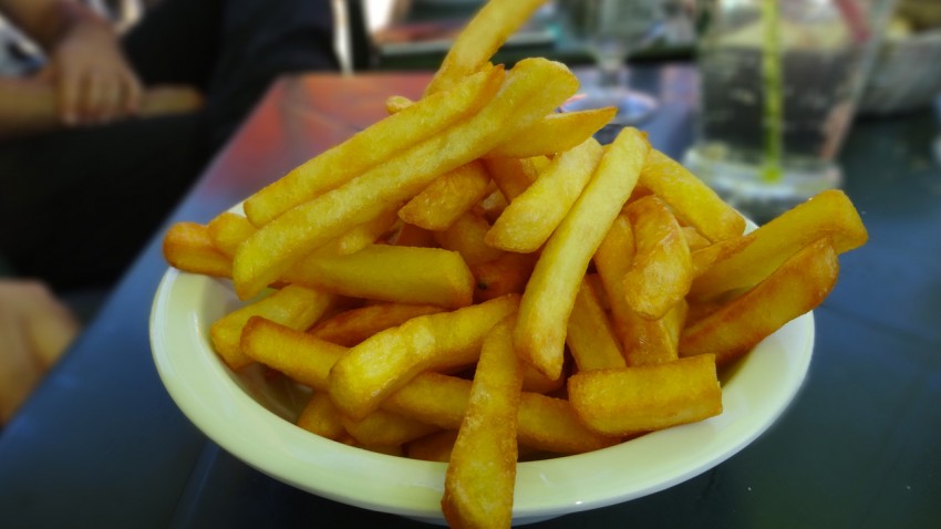 manger une frite à Dinan vue sur le port