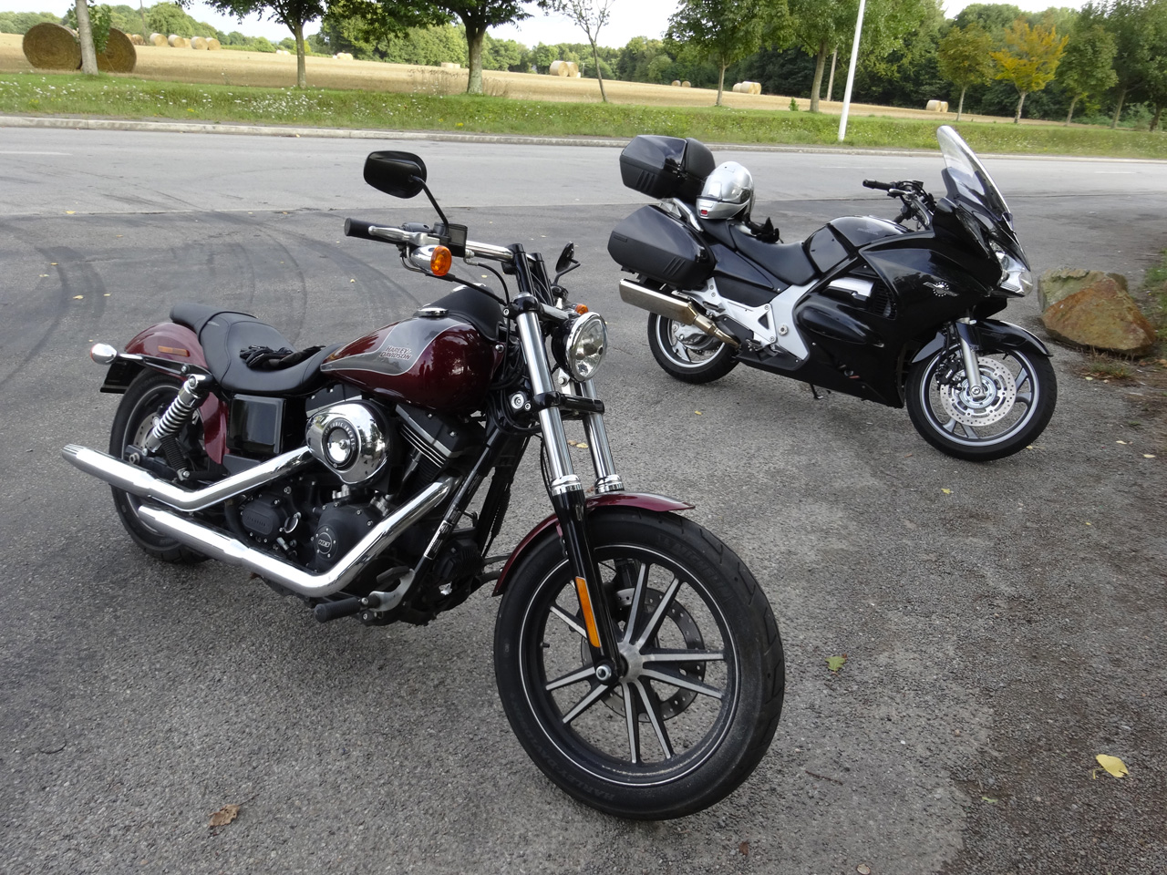 Harley Davidson Street bob 2013 et une Honda Pan European 1300